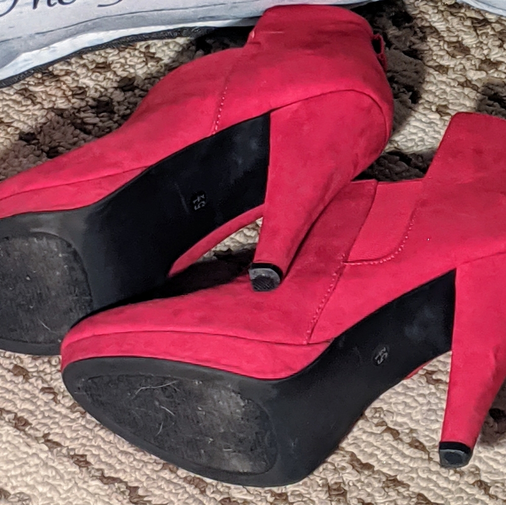 Women's suede boots